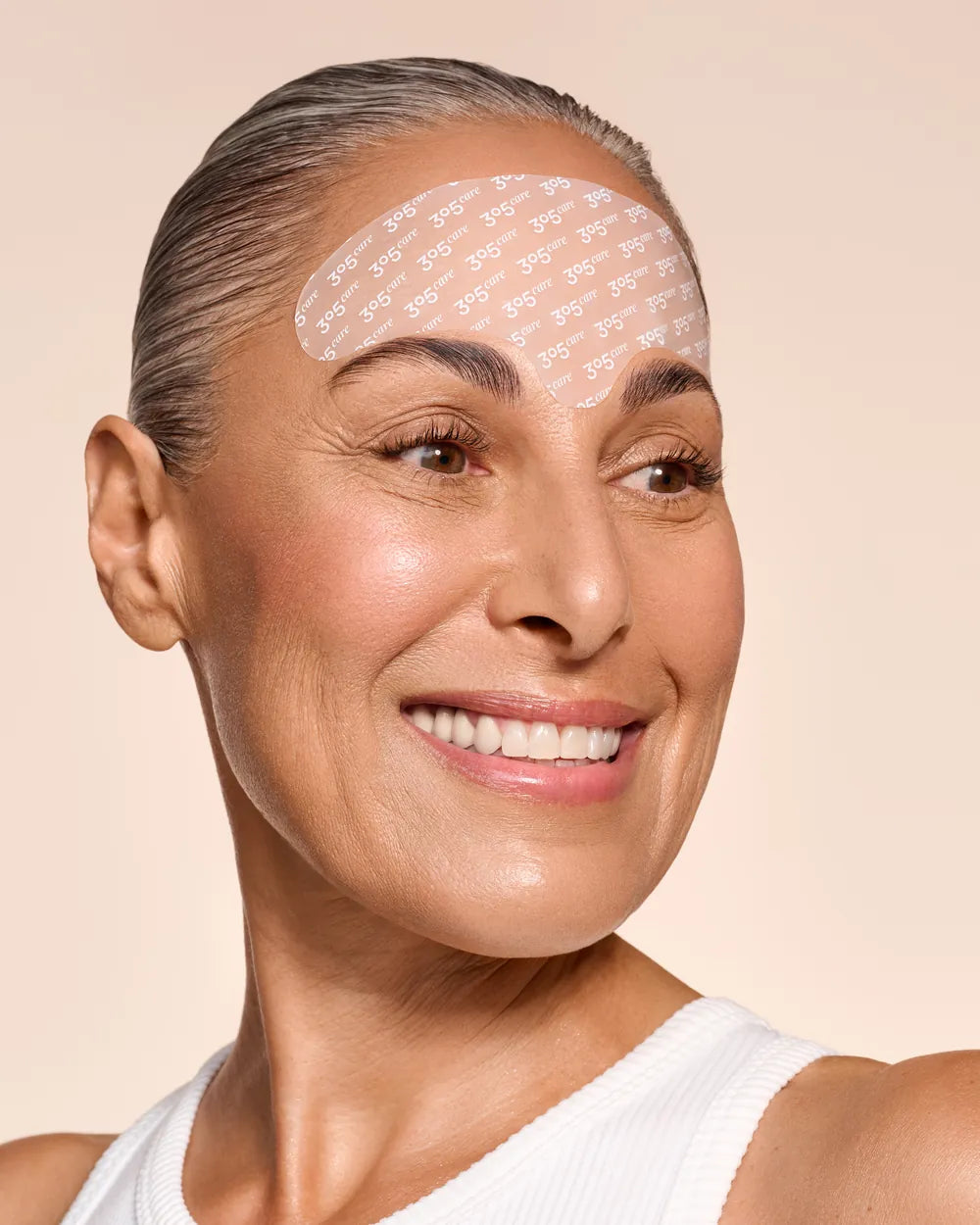 Frau mit dem Stirnpad des Lumi Lift Forehead Duo